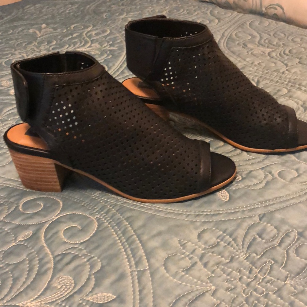 Steve by Steve Madden leather block heel sandals